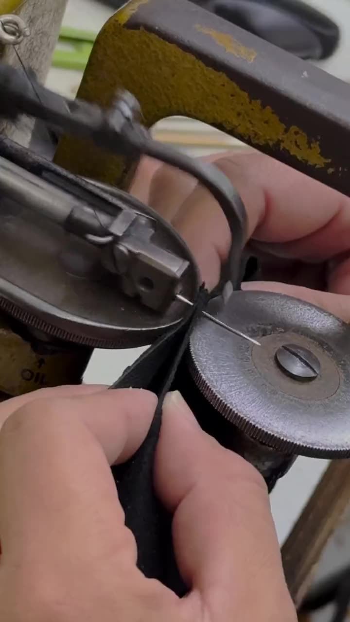 El taller de Casa Carpincho en Buenos Aires: la mesa de corte, las chavetas y el cuero antes de armarse.