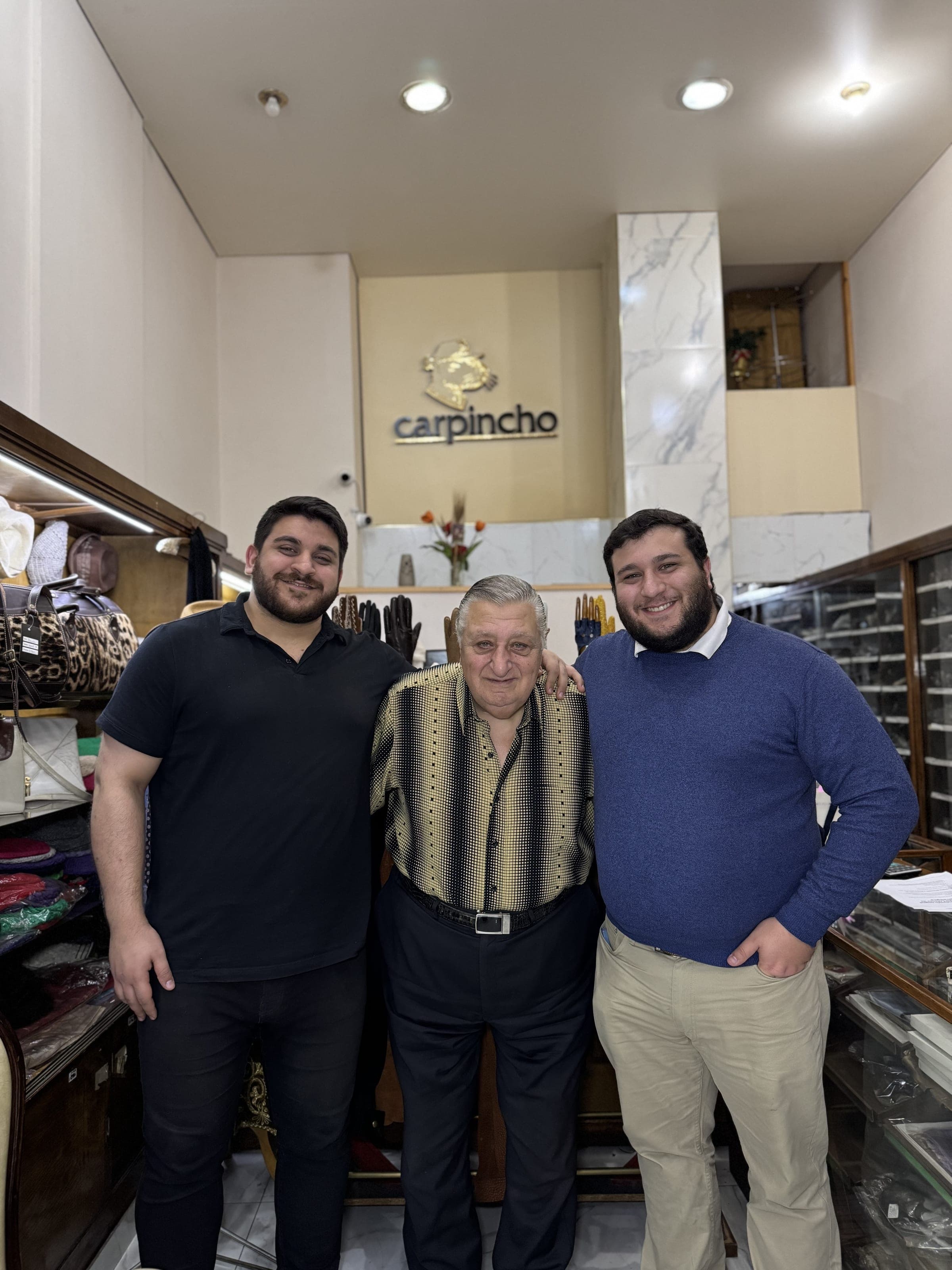 La familia Hawa y el equipo de Casa Carpincho en el local de Buenos Aires